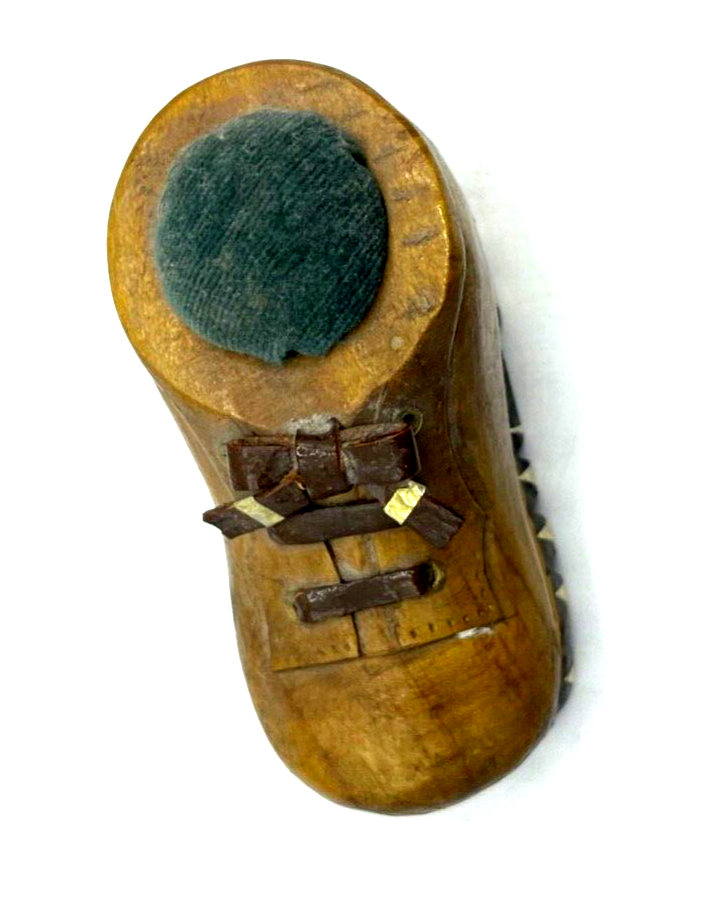 Altes Nadelkissen Bergsteiger Schuh Holz Handarbeit pin cushion Souvenir2