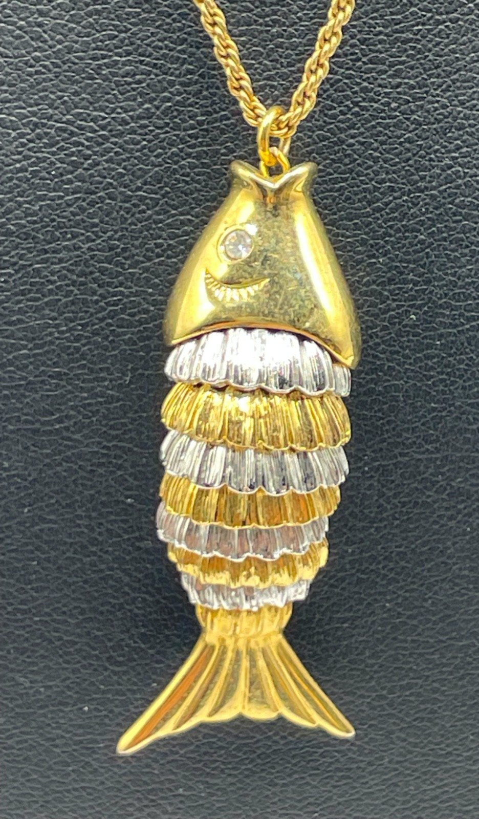 Vintage Modeschmuck großer beweglicher Fisch an langer Kordelkette top gepflegt2
