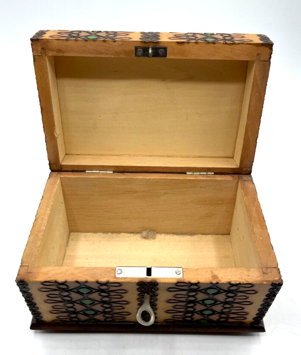 Dachbodenfund alte konische Holz Schatulle Handarbeit Brandmalerei mit Schlüssel3