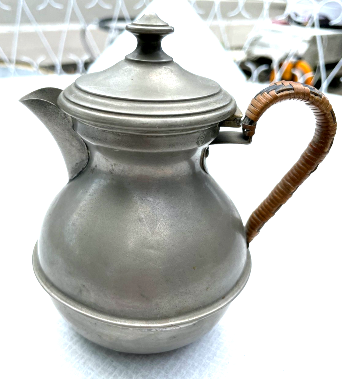 Kleine dekorative antik Zinn Kanne um 1900 Geflecht am Griff 1/2 Ltr. mit Punze0
