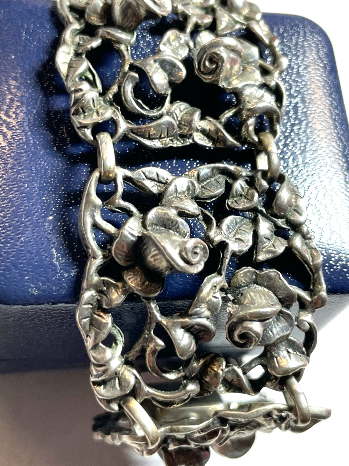 Stattliches 835 Silber Armband Jugendstil plastisches Rosen Dekor L 18cm B 30mm0