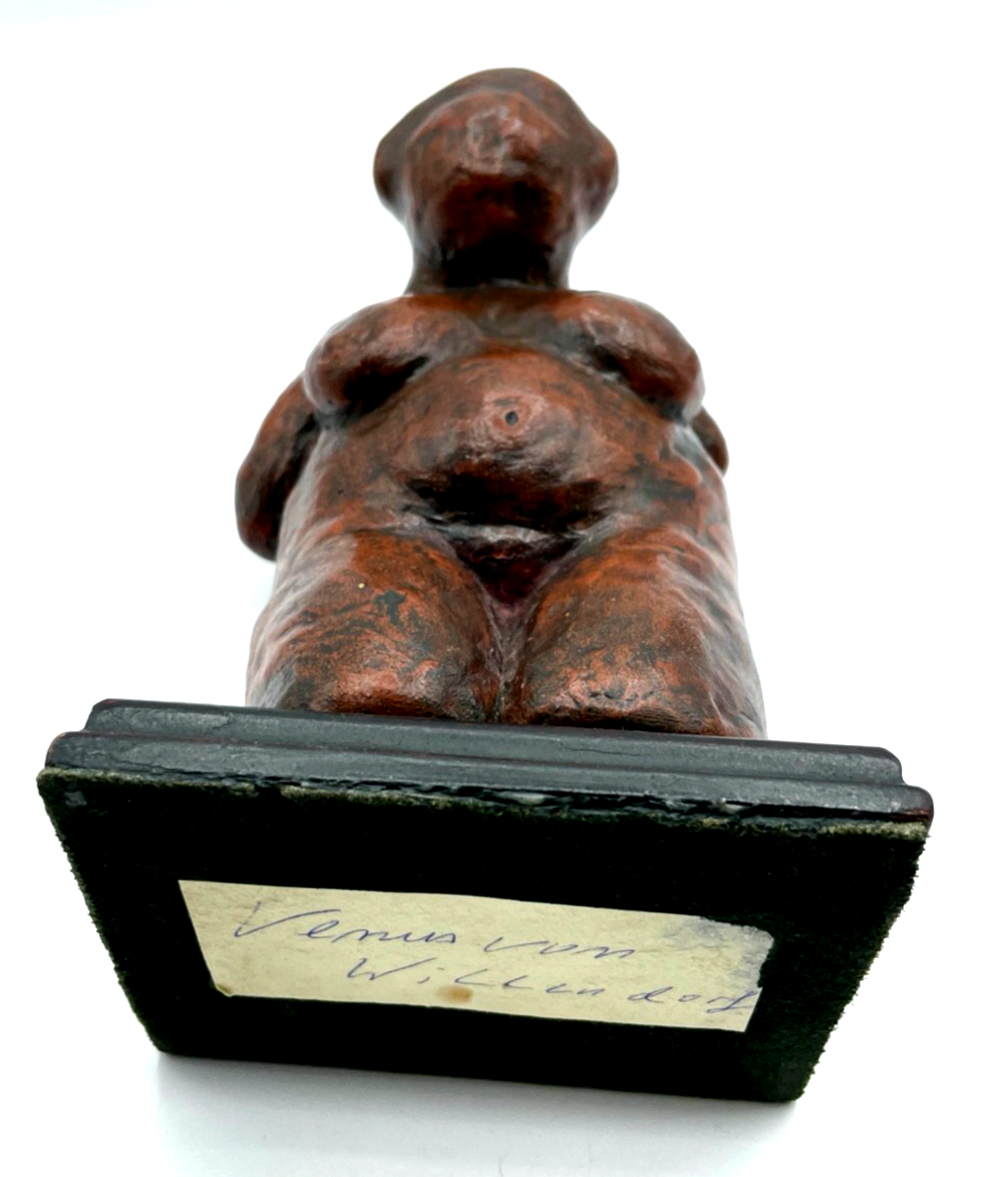Terrakotta Skulptur Art wie Venus von Willendorf Holzsockel H 20,5 cm groß gepfl6