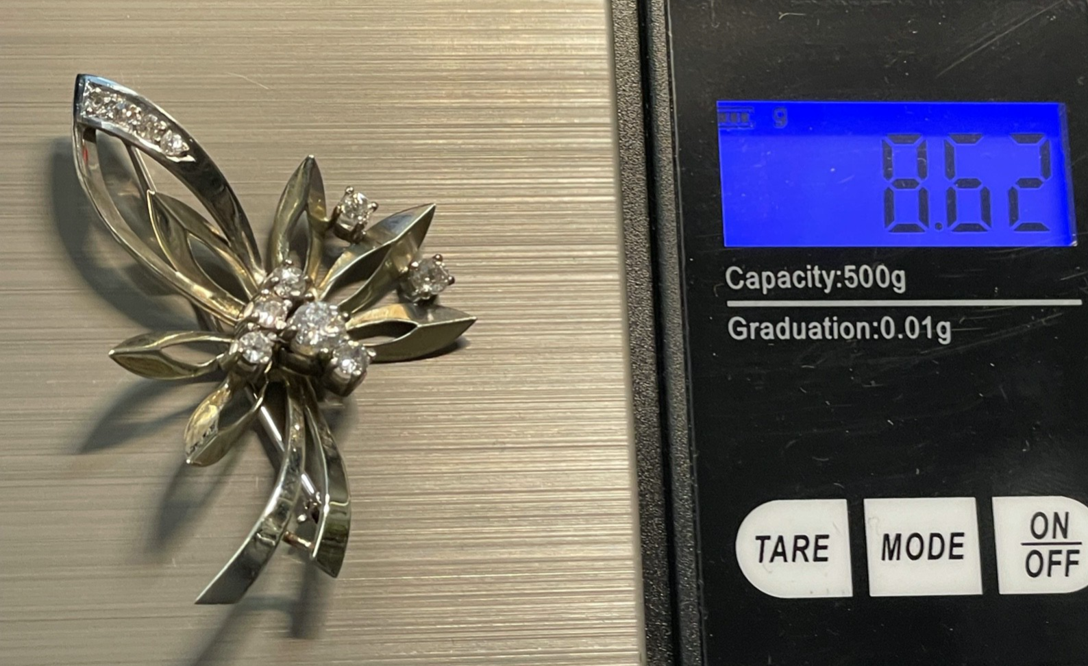 750 Gold Weißgold Brosche insgesamt über 1ct. Brillanten 11 Stück Juwelier Qual.12