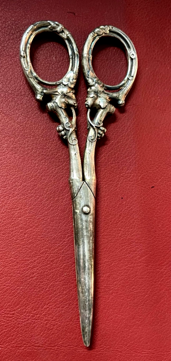 Antik Traubenschere mind. 800 Silber Weinlaub Dekor plastisch um 1900 L 17 cm0