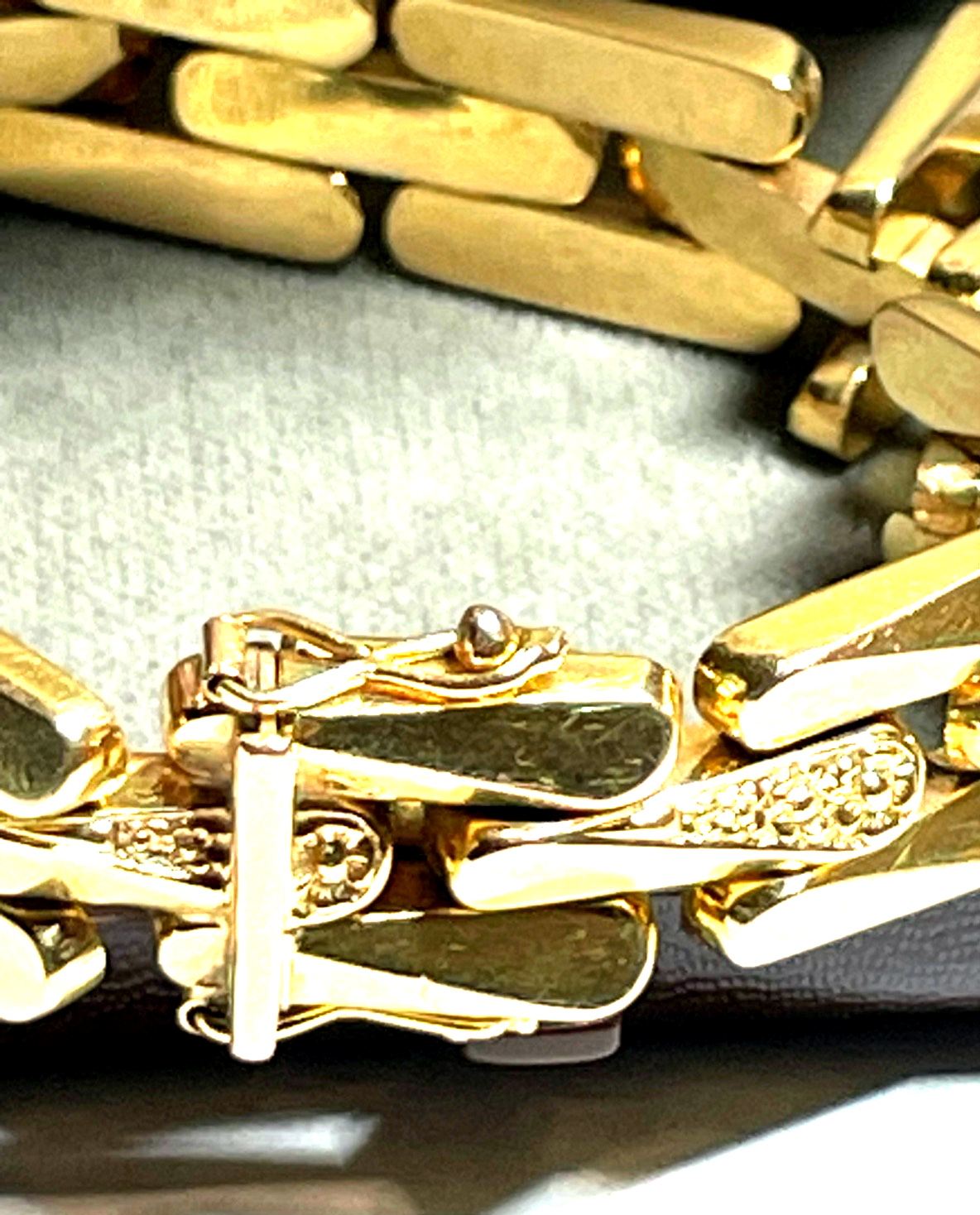 Solides 750 Gold 18 K apartes Armband Juwelier L 18,5 cm B 12 mm gepflegt 29,096