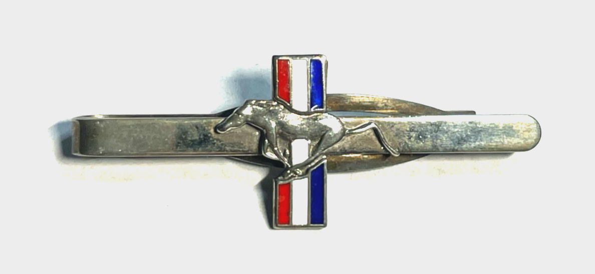 Vintage Krawattenklammer Ford Mustang versilbert + Emaille sehr gepflegt1