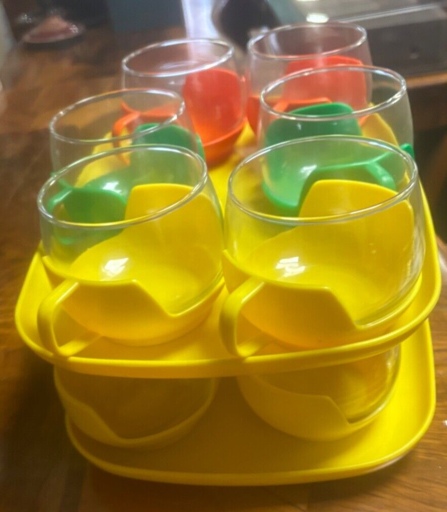 Orig. 70er Jahre 12 Teegläser + 2 Tablett bunter Kunststoff + Glas Topzustand8