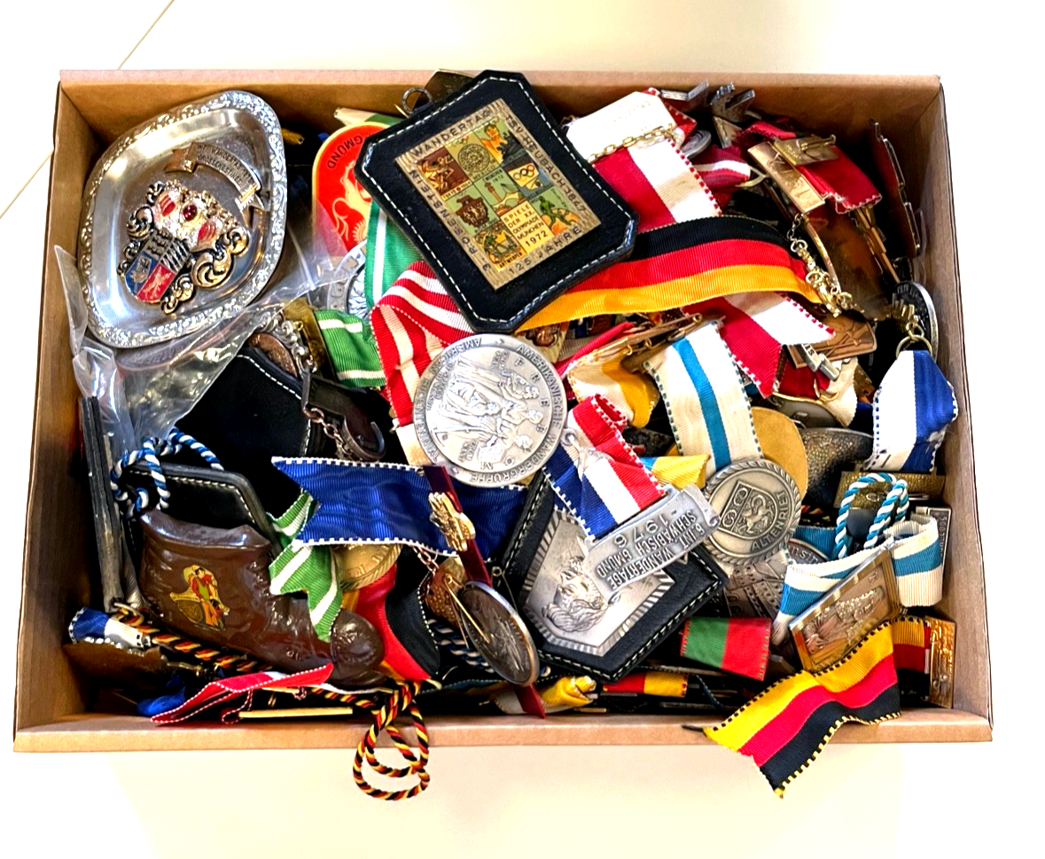 Komplett Sammlung alte Wanderabzeichen Wandermedaillen 10 KG gemischtes Konvolut1