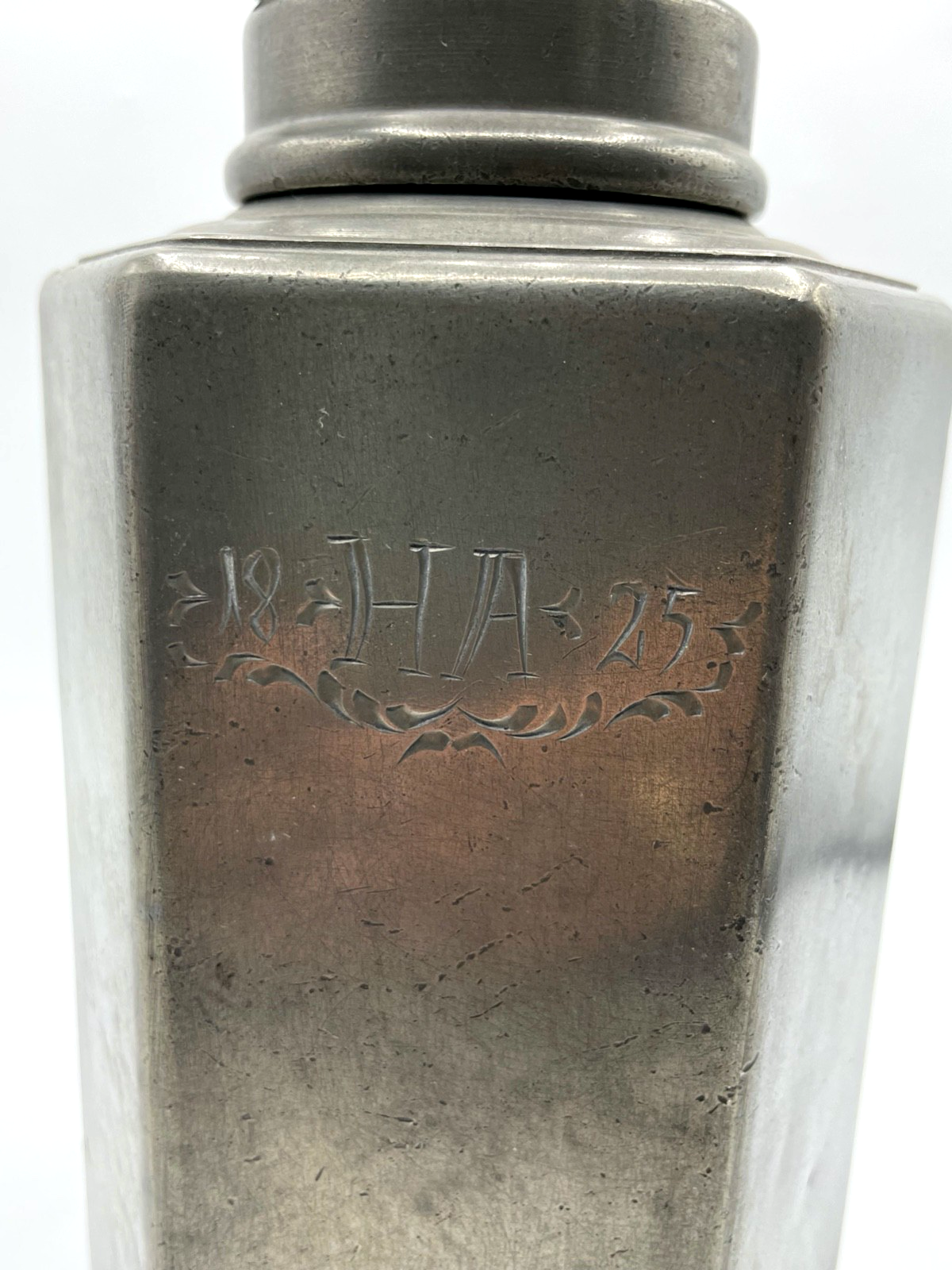 Alte große Zinn Feldflasche Prismenkanne Gravur HA 1825 dekorative Zinn Pitsche2