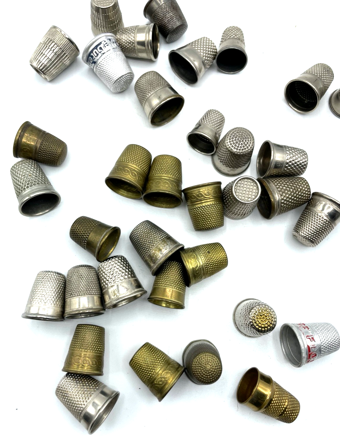 Vintage Konvolut 36 alte Fingerhüte aus Metall Dachbodenfund gepflegt4