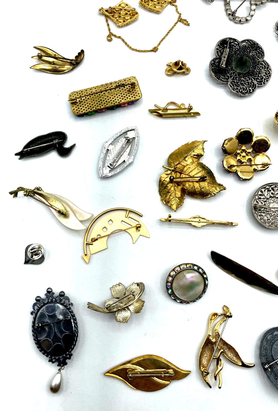 Konvolut 34 Stck. Broschen Anstecknadeln antik vintage + neu Modeschmuck gepfl.15