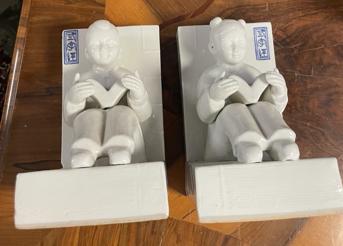 Gr. schwere figürliche Porzellan Buchstützen asiatische Kinder Weiß Blau 4,8 KG5