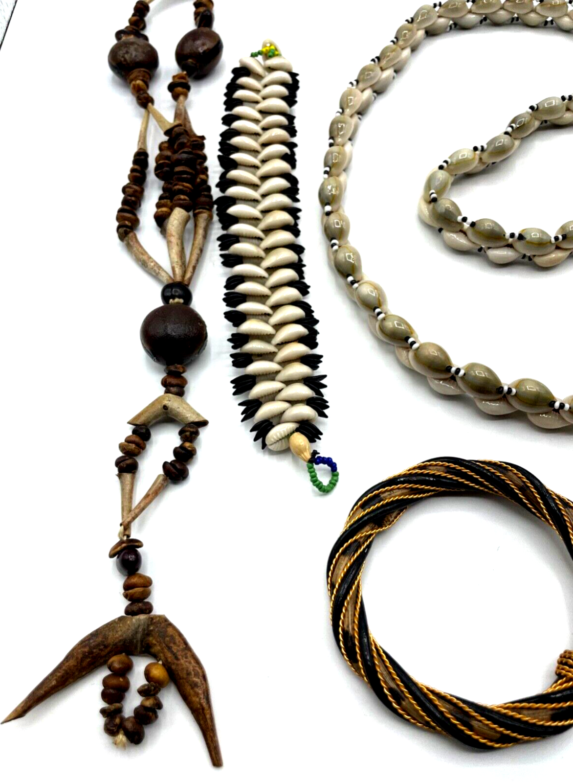 Konvolut Ethno Schmuck Ketten Armreif Armband Horn Bein Perlmutt Kauri Muschel8