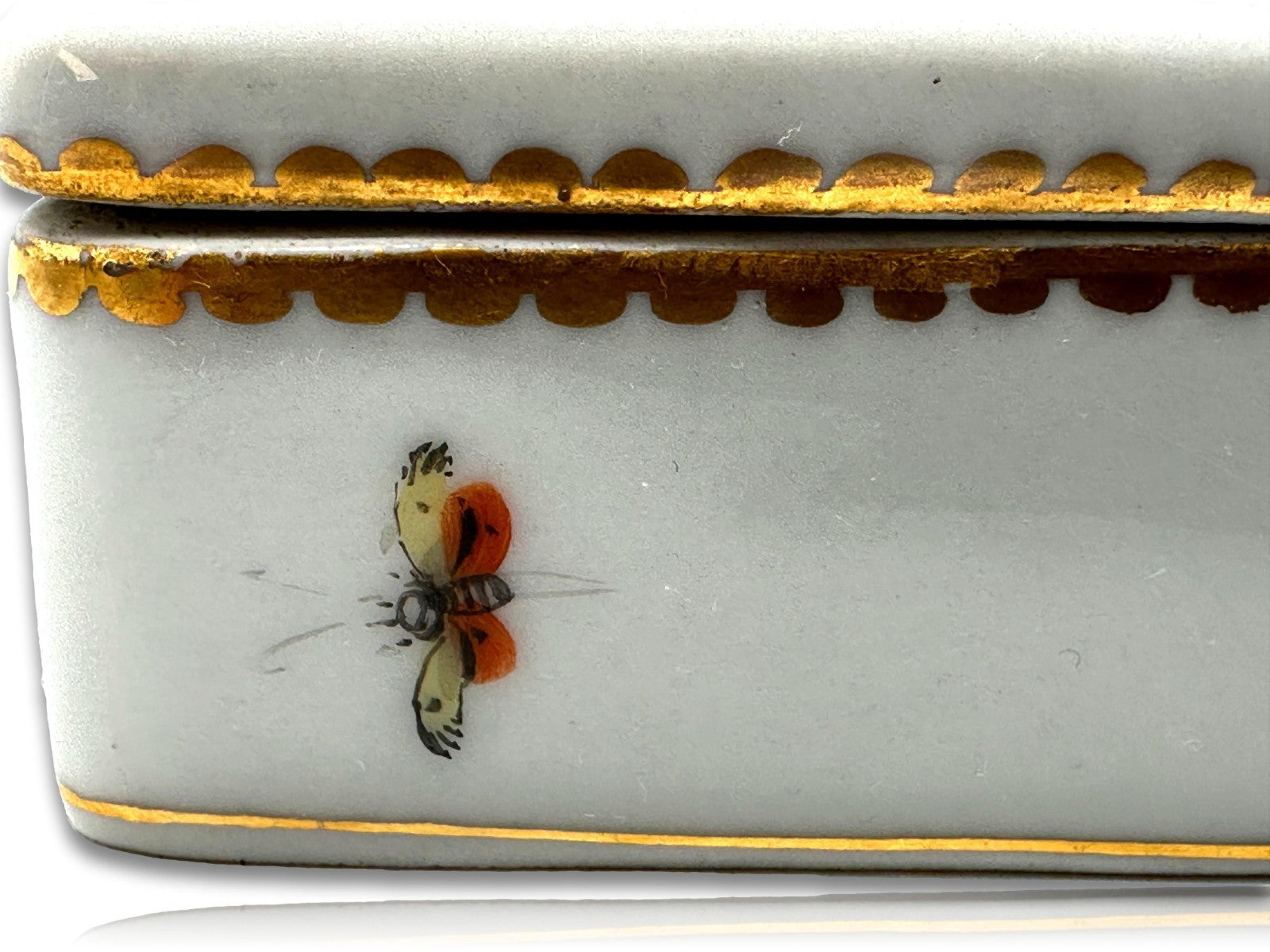 Antike Porzellan-Schatulle - Hahn-Dekor & Insektenmalerei - handbemalt - um 19004