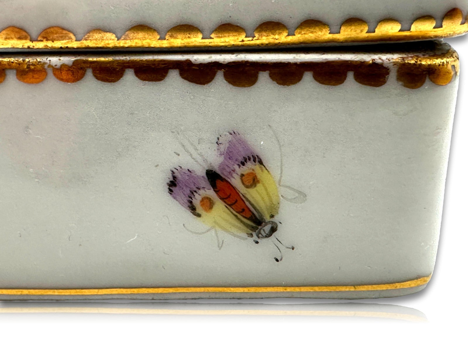 Antike Porzellan-Schatulle - Hahn-Dekor & Insektenmalerei - handbemalt - um 19003
