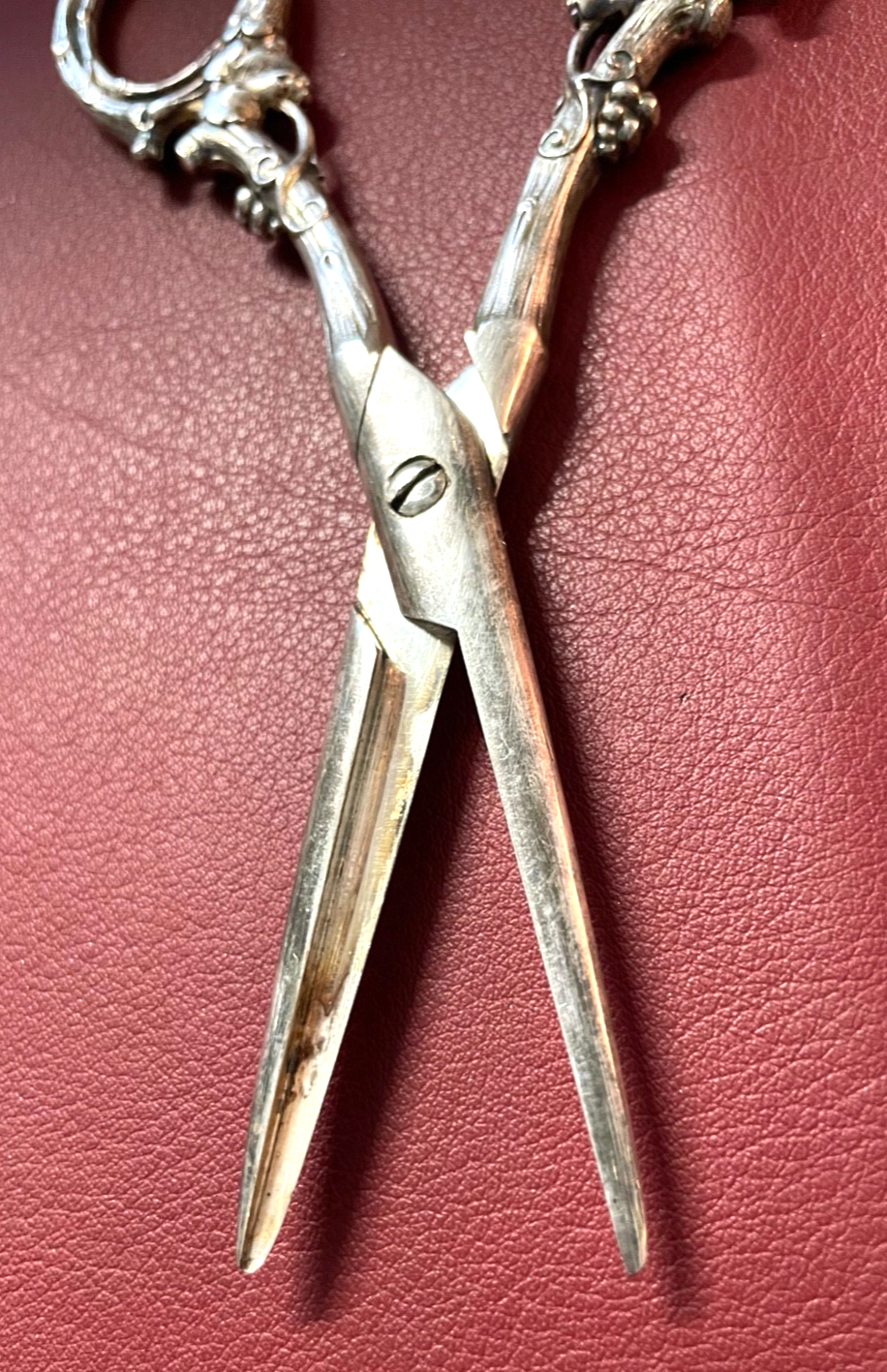 Antik Traubenschere mind. 800 Silber Weinlaub Dekor plastisch um 1900 L 17 cm11