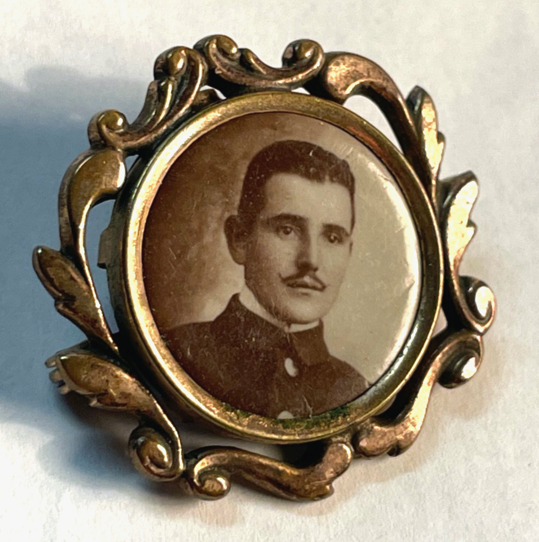 Antik Foto Brosche Golddouble um 1900 mr. nice guy  junger adretter Mann Ø 30 mm1