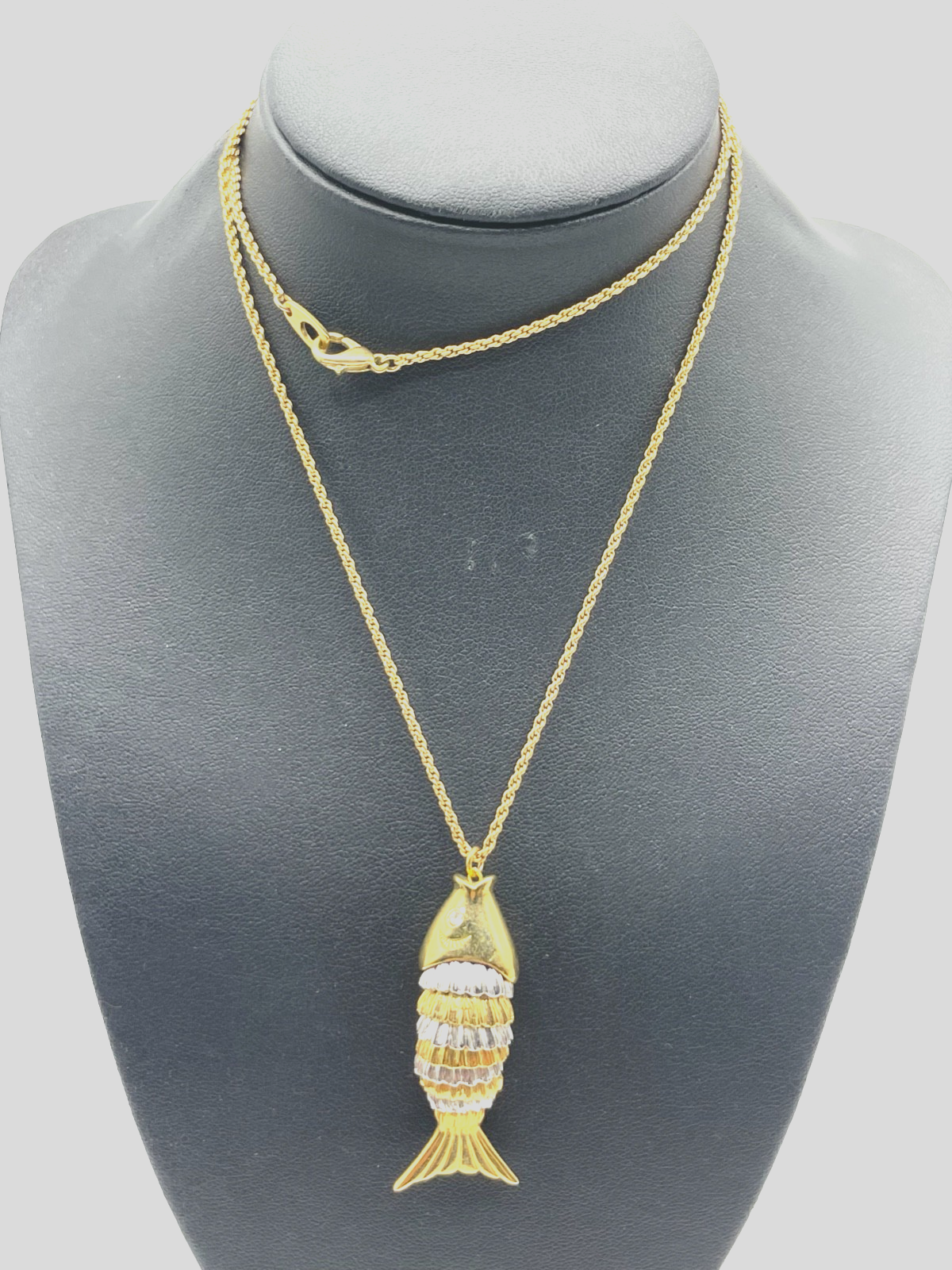 Vintage Modeschmuck großer beweglicher Fisch an langer Kordelkette top gepflegt1