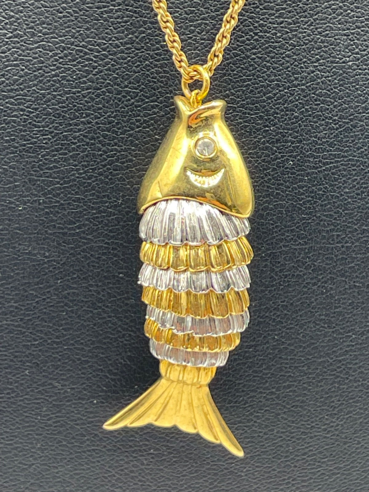 Vintage Modeschmuck großer beweglicher Fisch an langer Kordelkette top gepflegt3