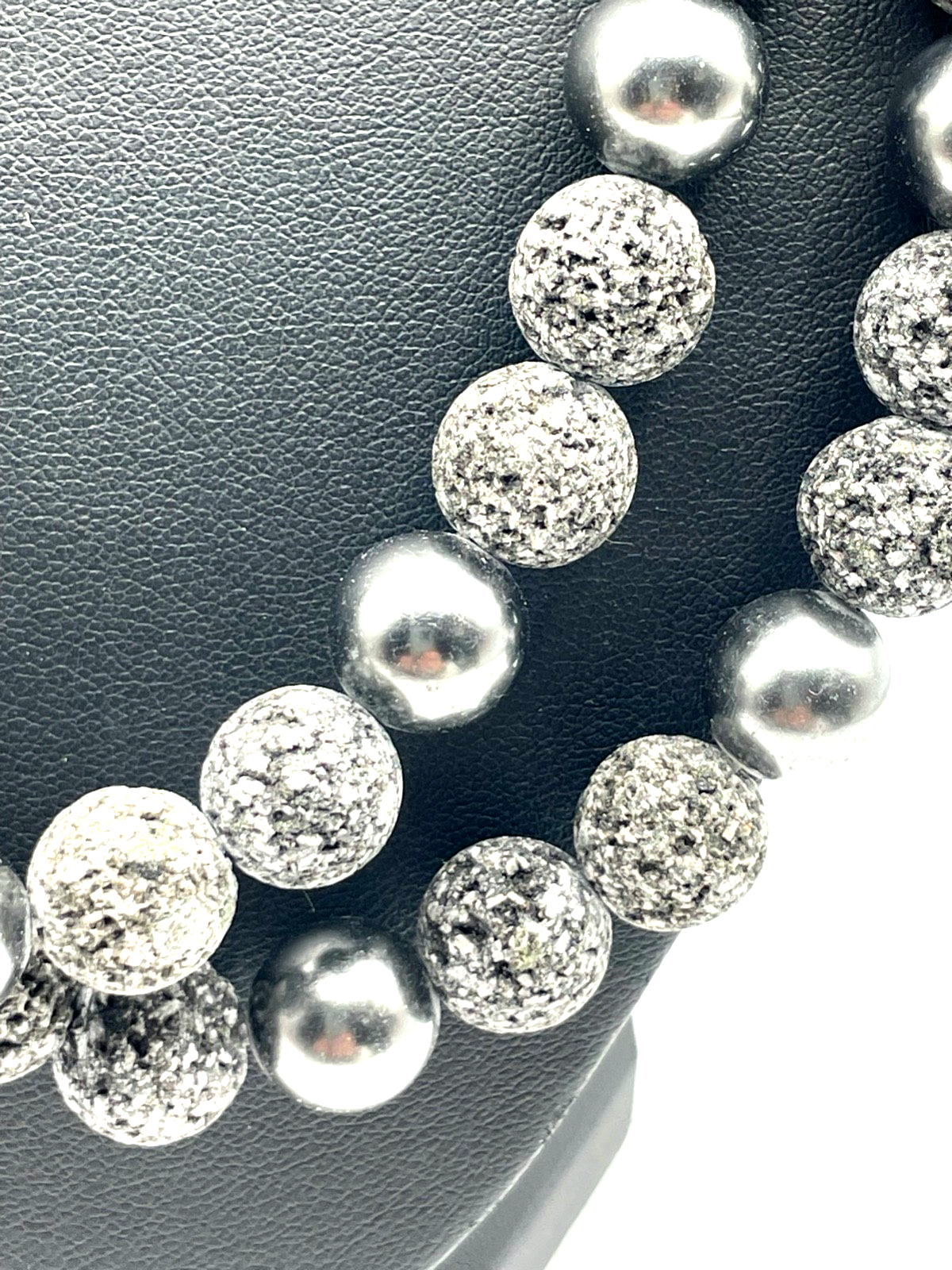 Stattliche 107 cm lange Lava Perlen Kette Ø 12 mm mit grauen Muschelkern Perlen2