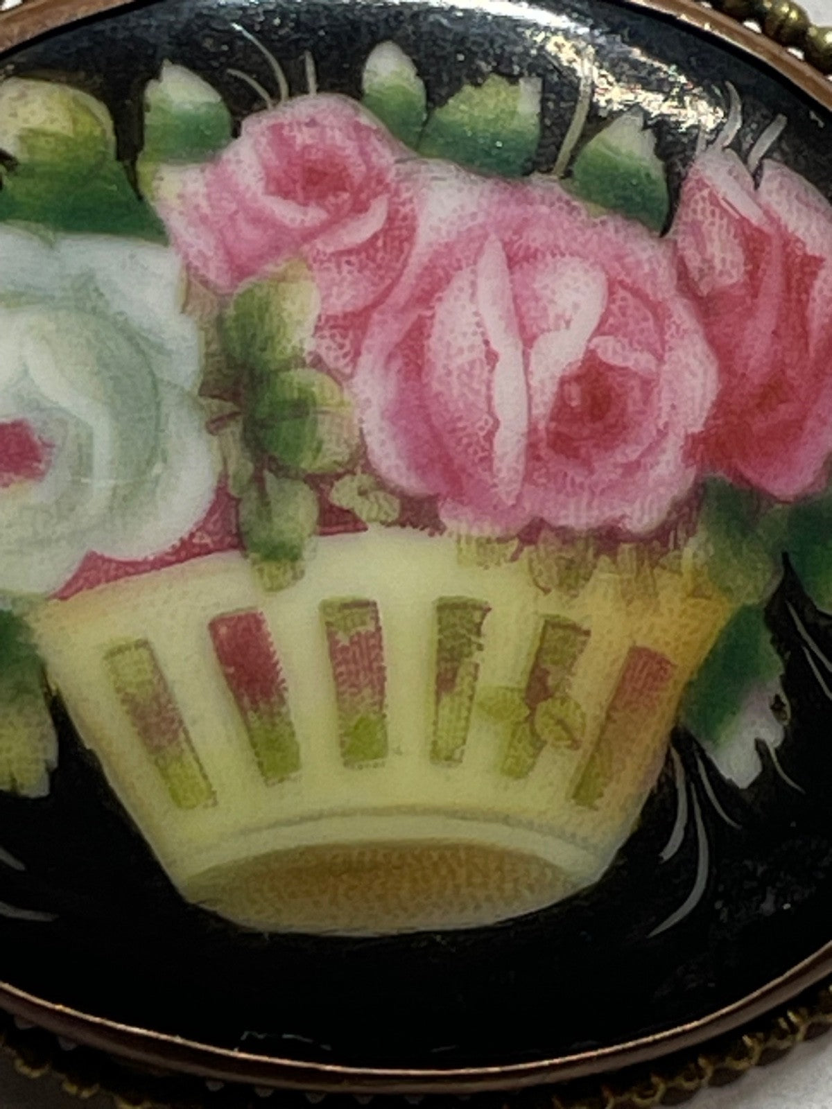 Antik Porzellan Brosche Rosen Motiv Handmalerei um 1900  sehr gepflegt 4,4 x 3,55