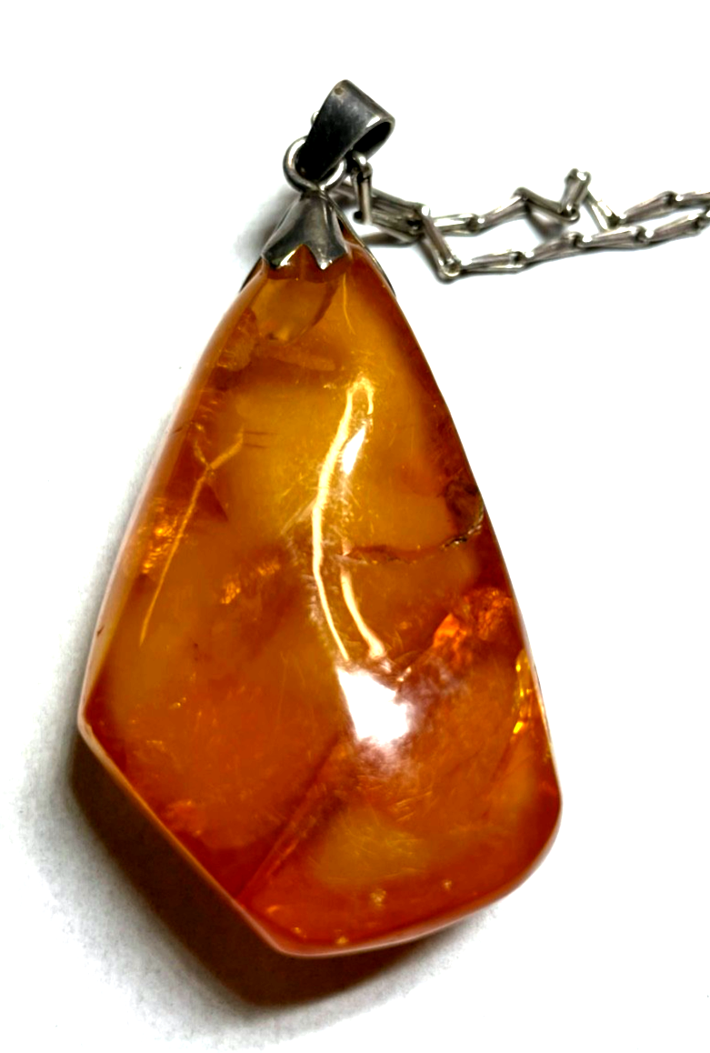 Stattlicher vintage Natur Bernstein Nugget poliert Anhänger + aparte Silberkette7