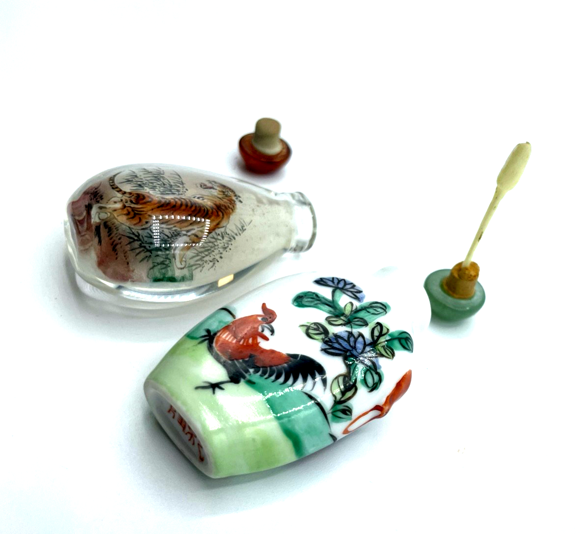 Asiatika 2 vintage snuff bottle Glas China handbemalt Riechfläschchen Tiger Hahn5