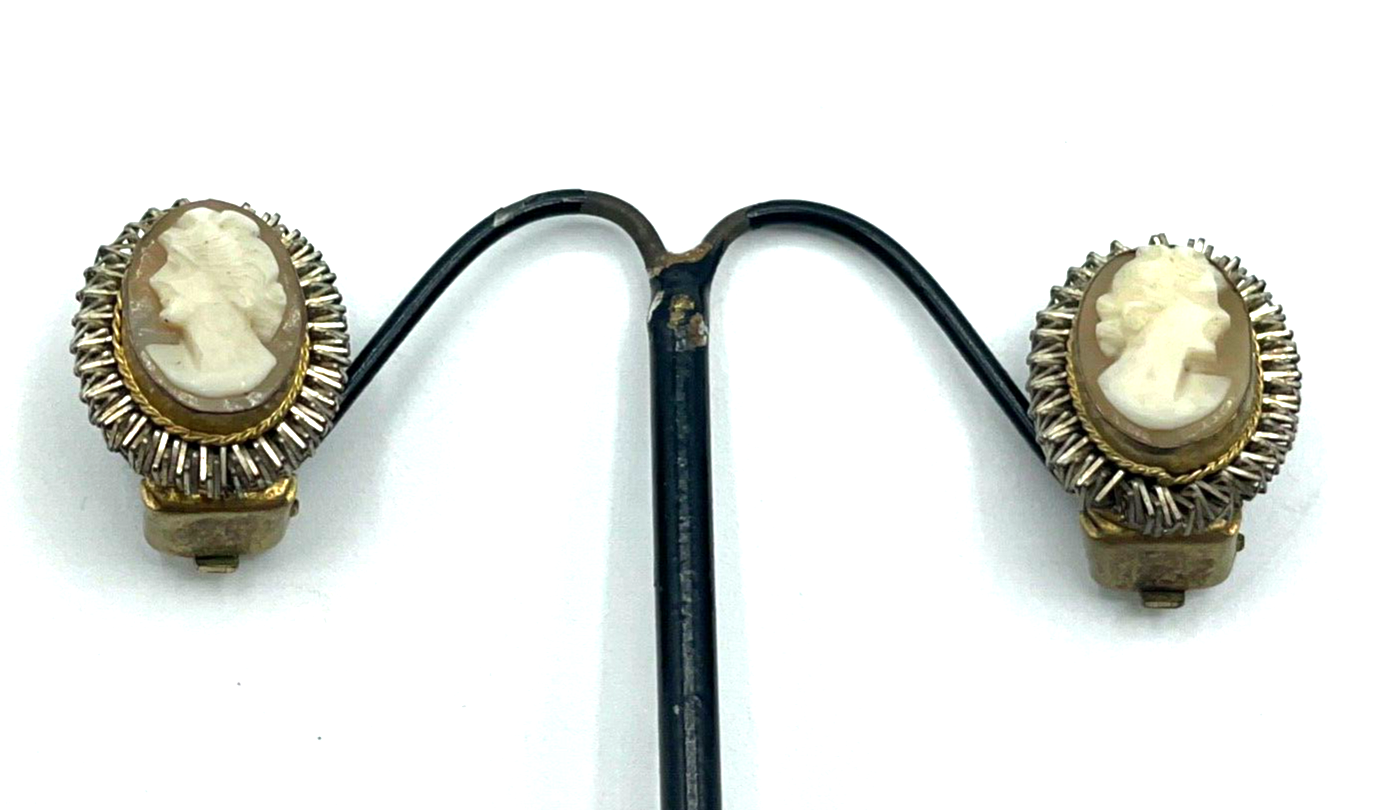 20er 30er Jahre Ohrclips mit Muschelgemme Gemme Cameo Handarbeit Messing Korpus0