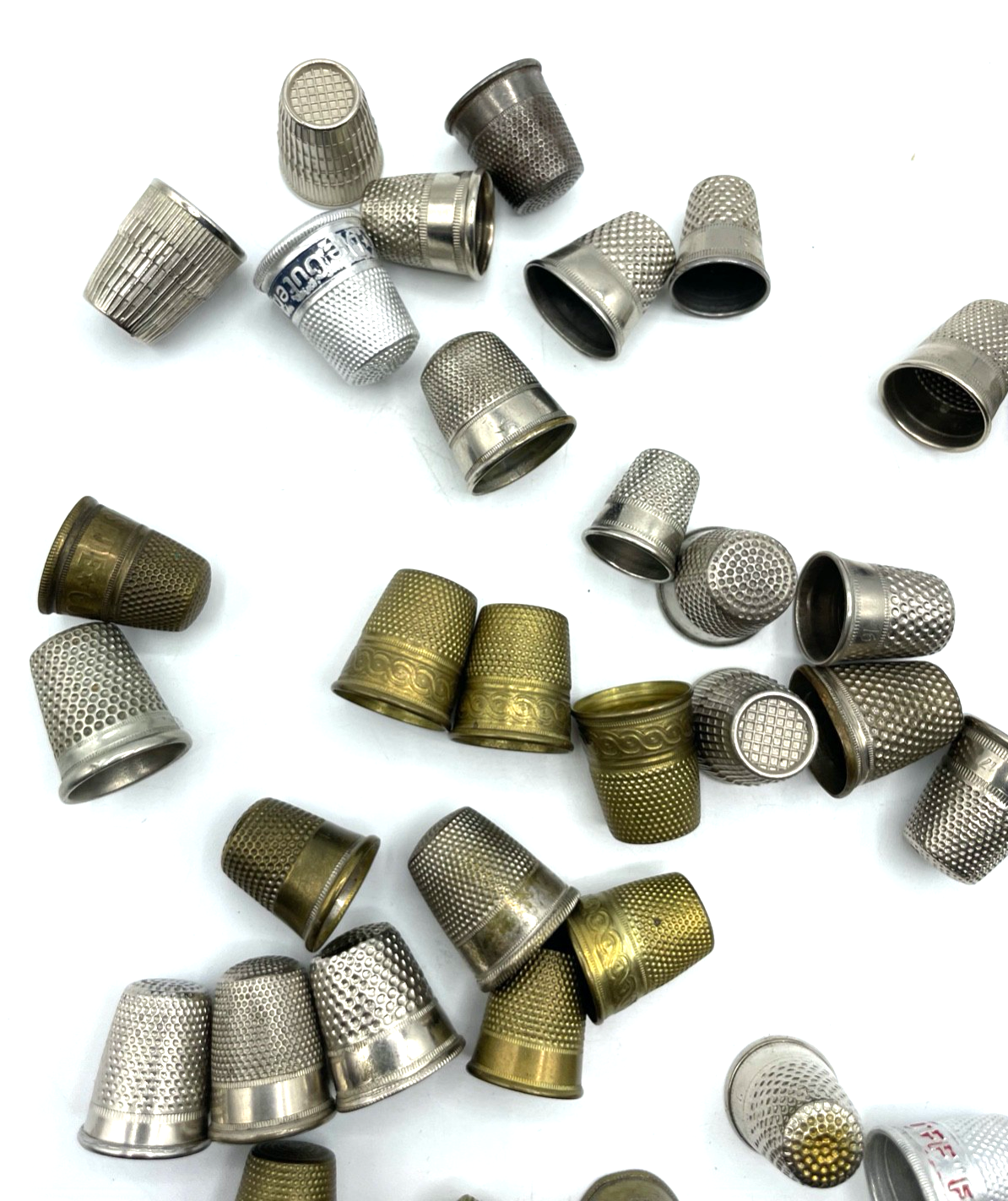 Vintage Konvolut 36 alte Fingerhüte aus Metall Dachbodenfund gepflegt2