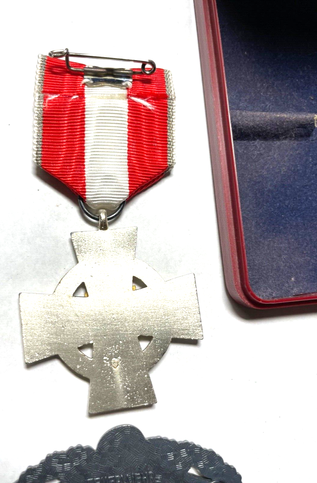 2x 25 Jahre Feuerwehr Leistungsabzeichen im Etui Verdienst Abzeichen B.-W. gepfl5