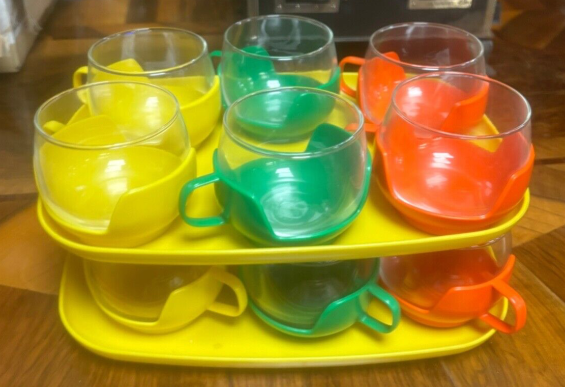 Orig. 70er Jahre 12 Teegläser + 2 Tablett bunter Kunststoff + Glas Topzustand0