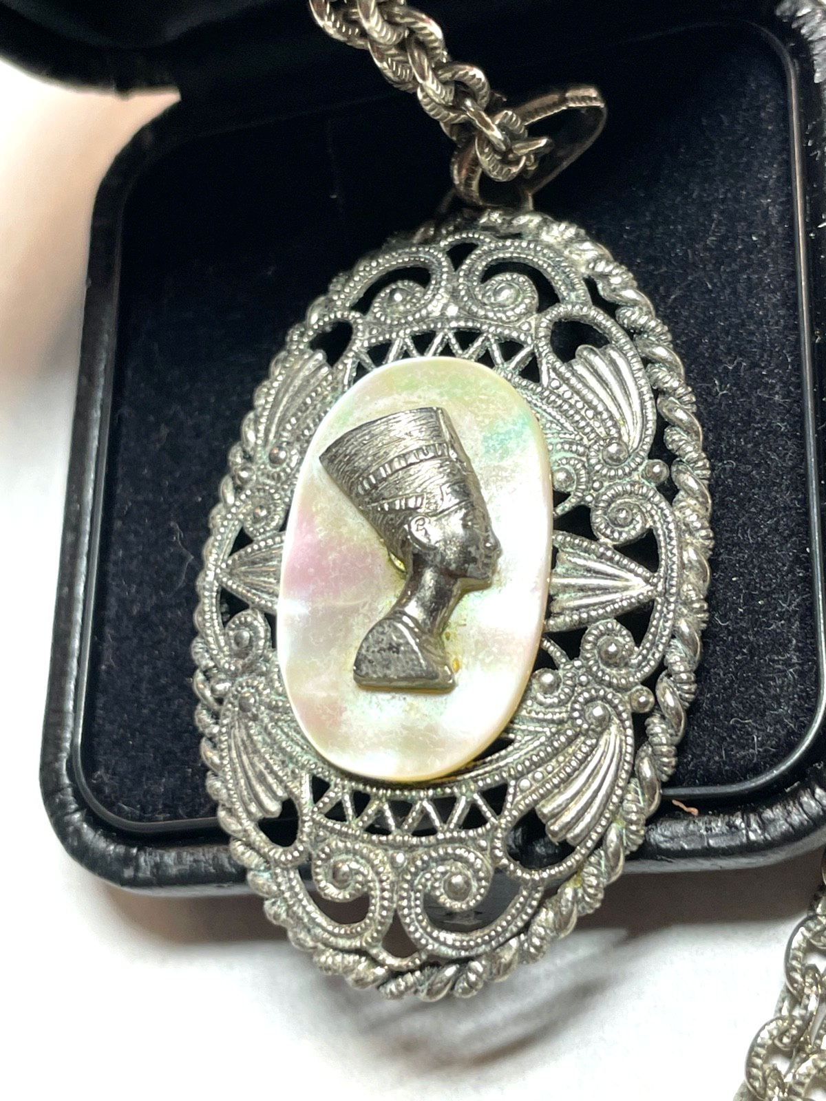 Vintage Modeschmuck gr. Nofretete Amulett auf Perlmutt versilbert lange Kette6