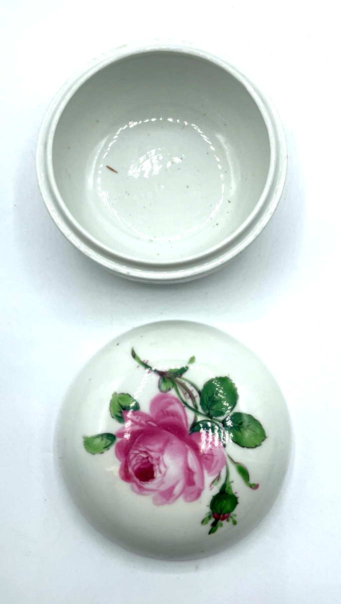 Antik Meissen Porzellan Deckeldose rote Rose Wildrose Bonboniere Ø 9 cm3
