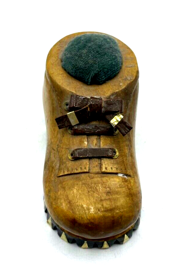 Altes Nadelkissen Bergsteiger Schuh Holz Handarbeit pin cushion Souvenir3