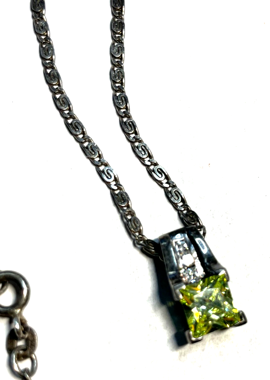 Attraktiver Anhänger Peridot grün CZ an 45 cm langen Silberkette Mäander Dekor2