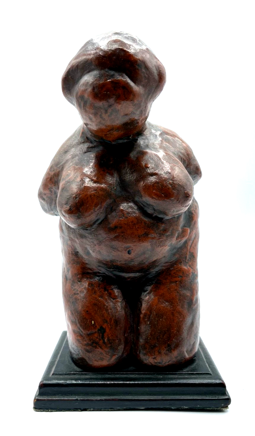 Terrakotta Skulptur Art wie Venus von Willendorf auf Holzsockel H 20,5 cm gepfl.0