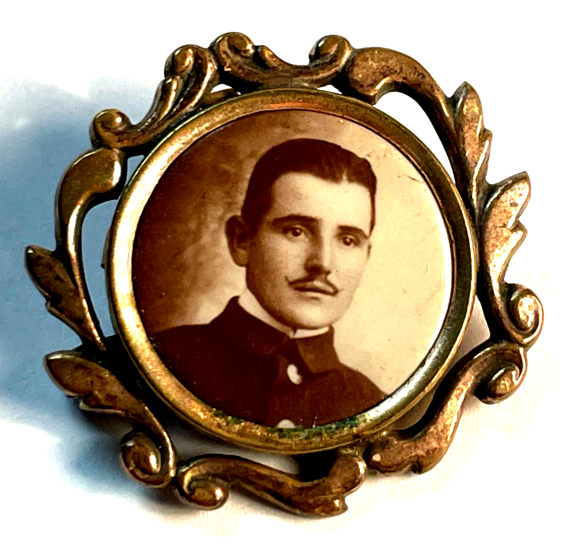 Antik Foto Brosche Golddouble um 1900 mr. nice guy  junger adretter Mann Ø 30 mm0
