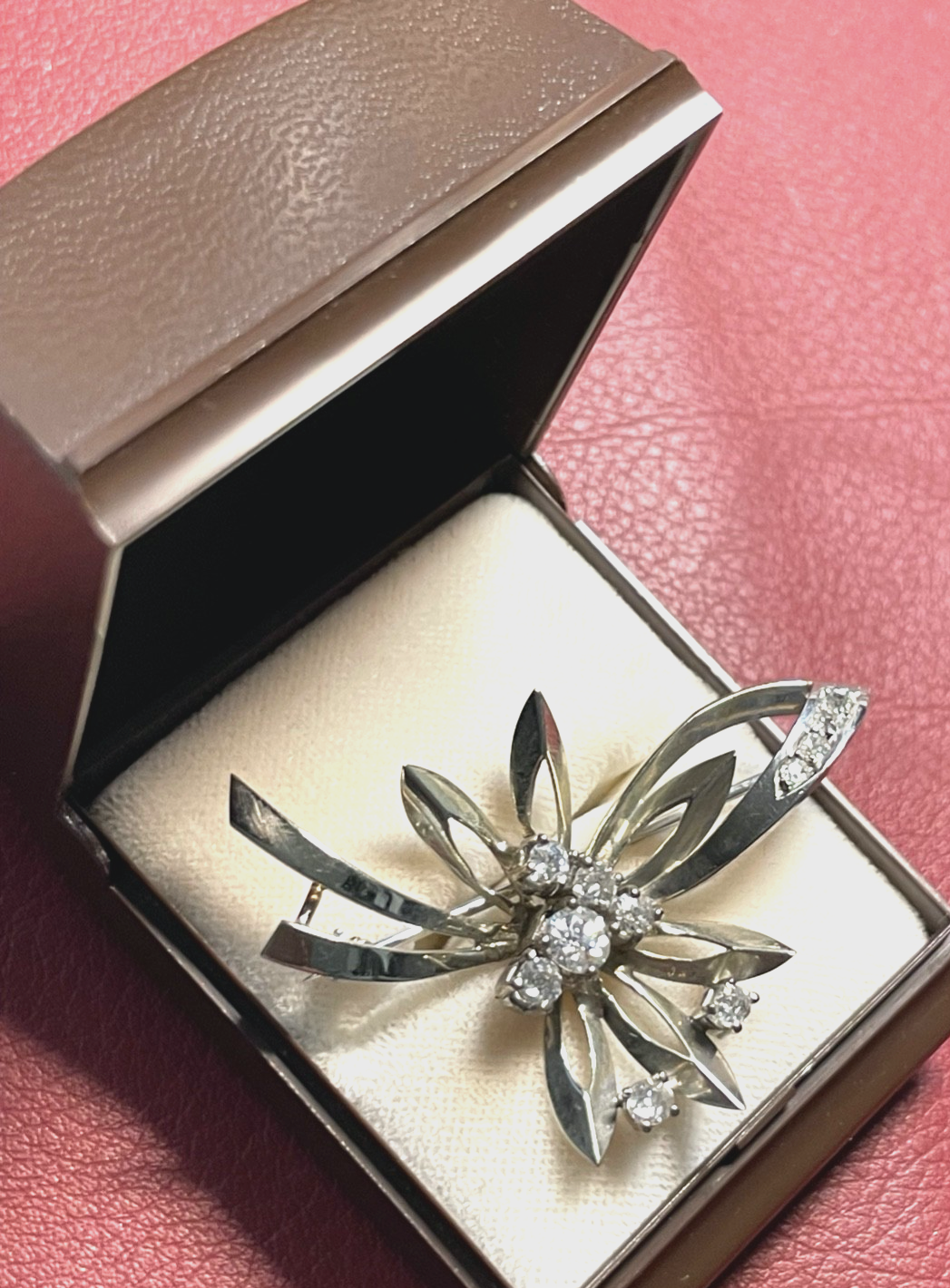 750 Gold Weißgold Brosche insgesamt über 1ct. Brillanten 11 Stück Juwelier Qual.8