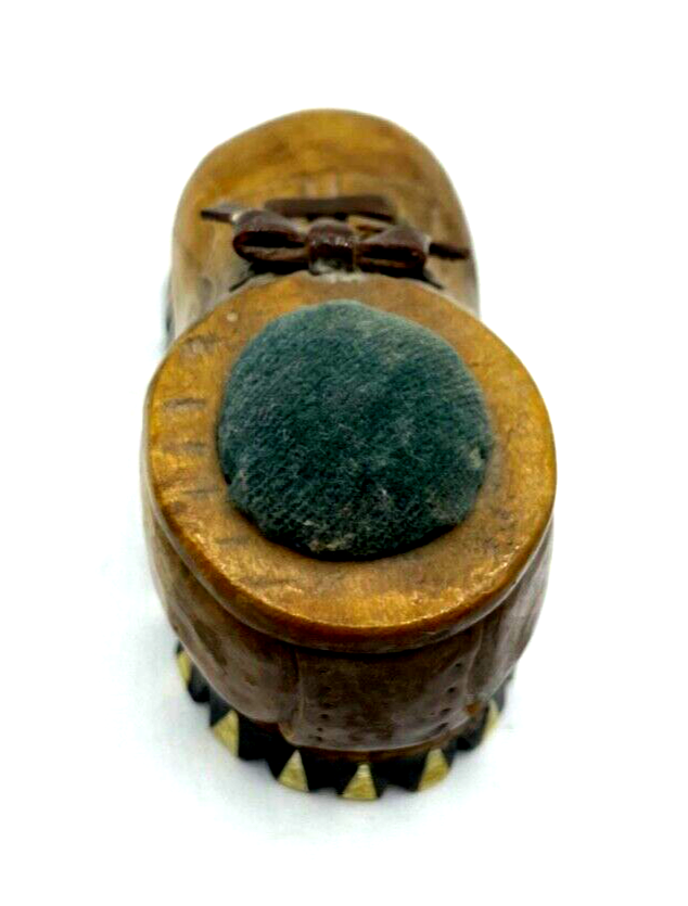 Altes Nadelkissen Bergsteiger Schuh Holz Handarbeit pin cushion Souvenir5