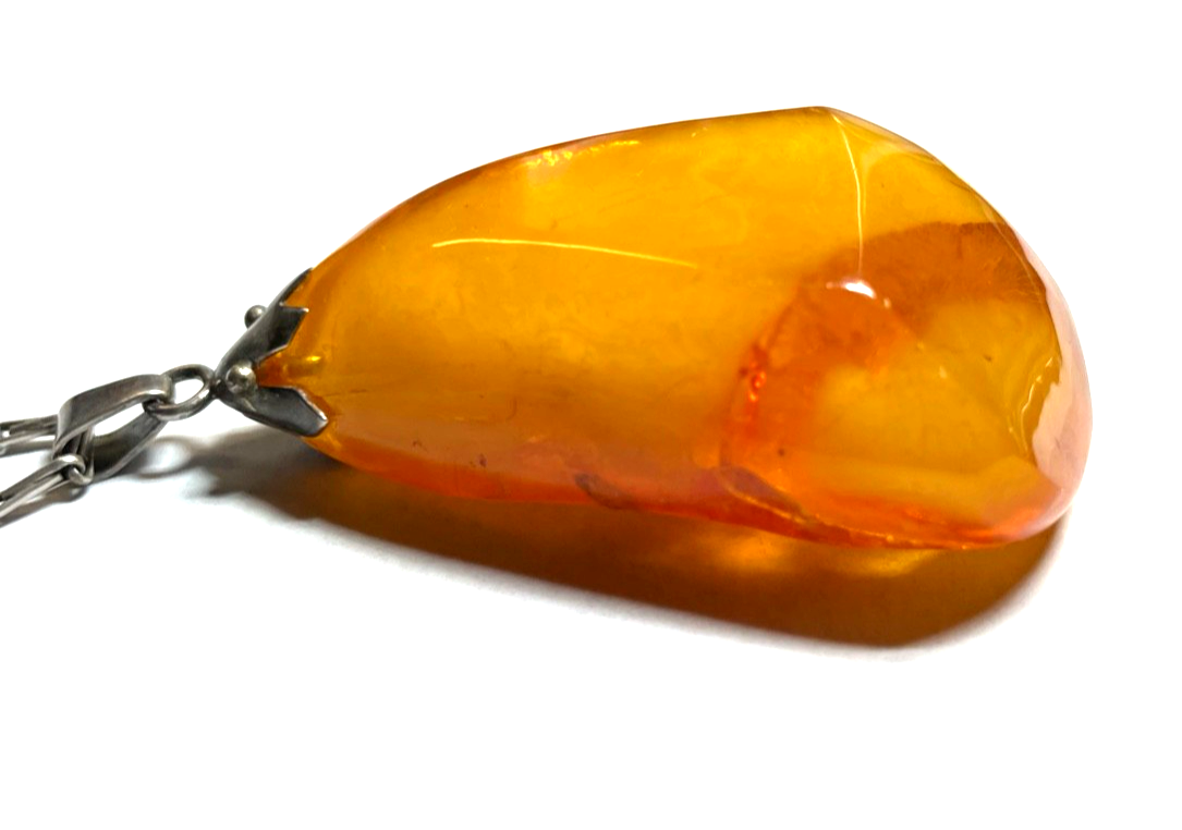 Stattlicher vintage Natur Bernstein Nugget poliert Anhänger + aparte Silberkette4